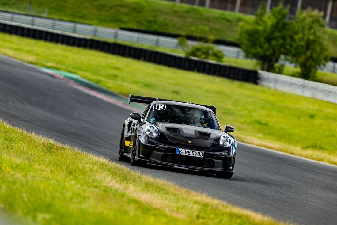 Porsche 911 GT3 RS von hinten im Kurvenausgang