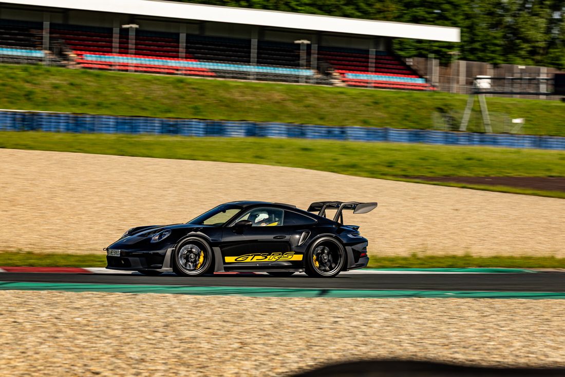 Porsche 911 GT3 RS frontal auf einer Rennstrecke