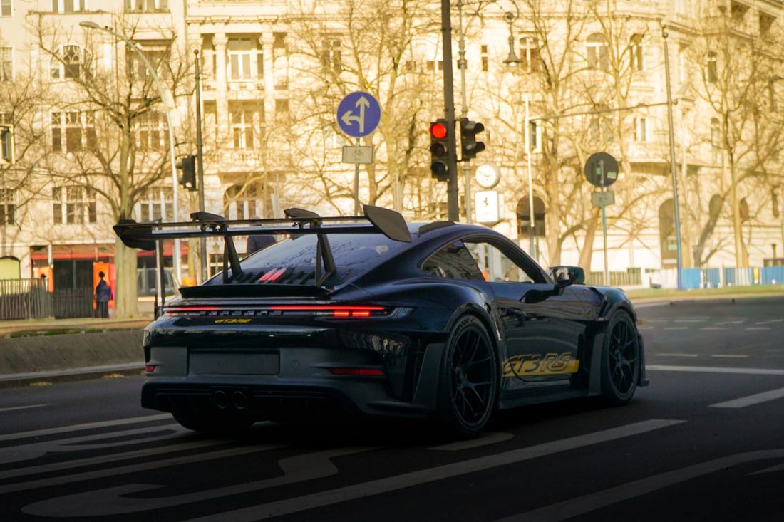 Porsche 911 GT3 RS von hinten an einer Berliner Kreuzung