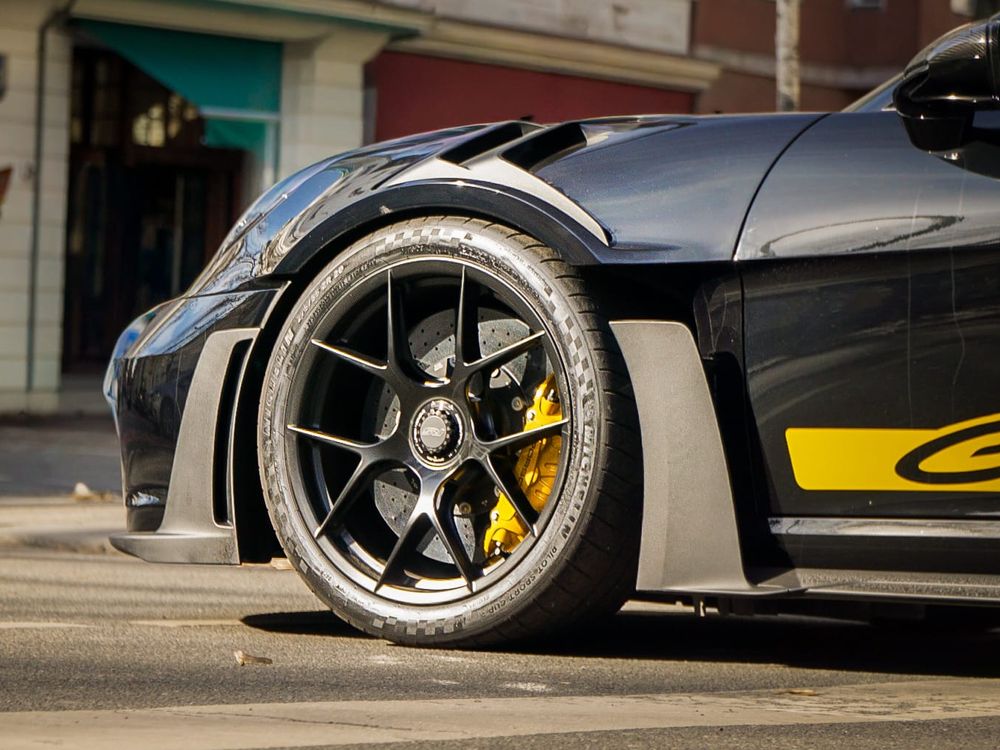 Vorderrad des GT3 RS mit Zentralverschluss und gelbem Bremssattel