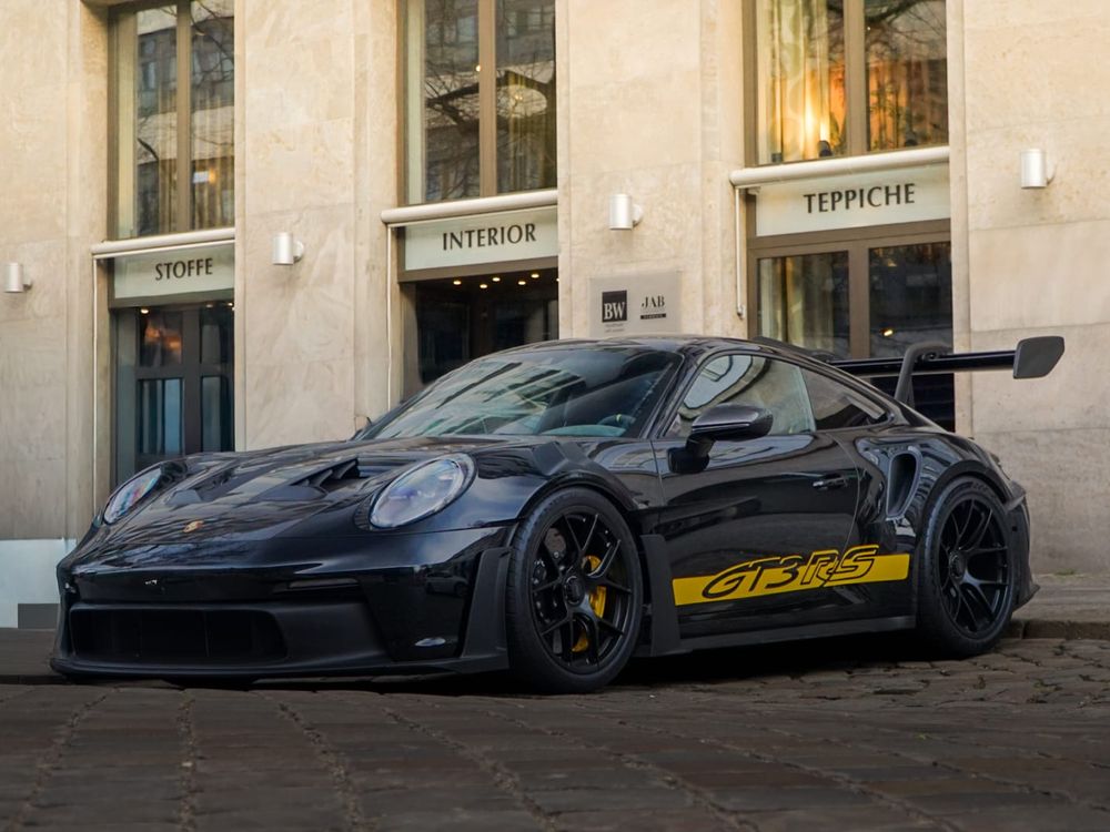 Porsche 911 GT3 RS vor einer Berliner Ladenfassade