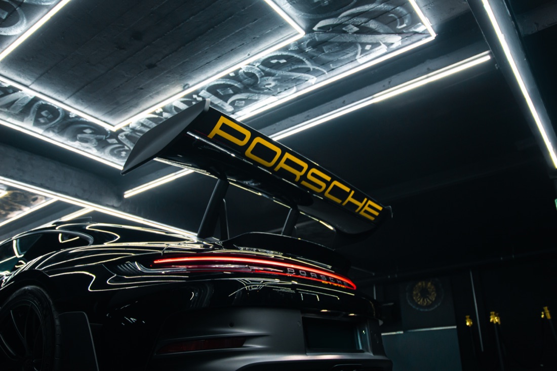 Heckflügel des GT3 RS mit Porsche-Schriftzug von unten