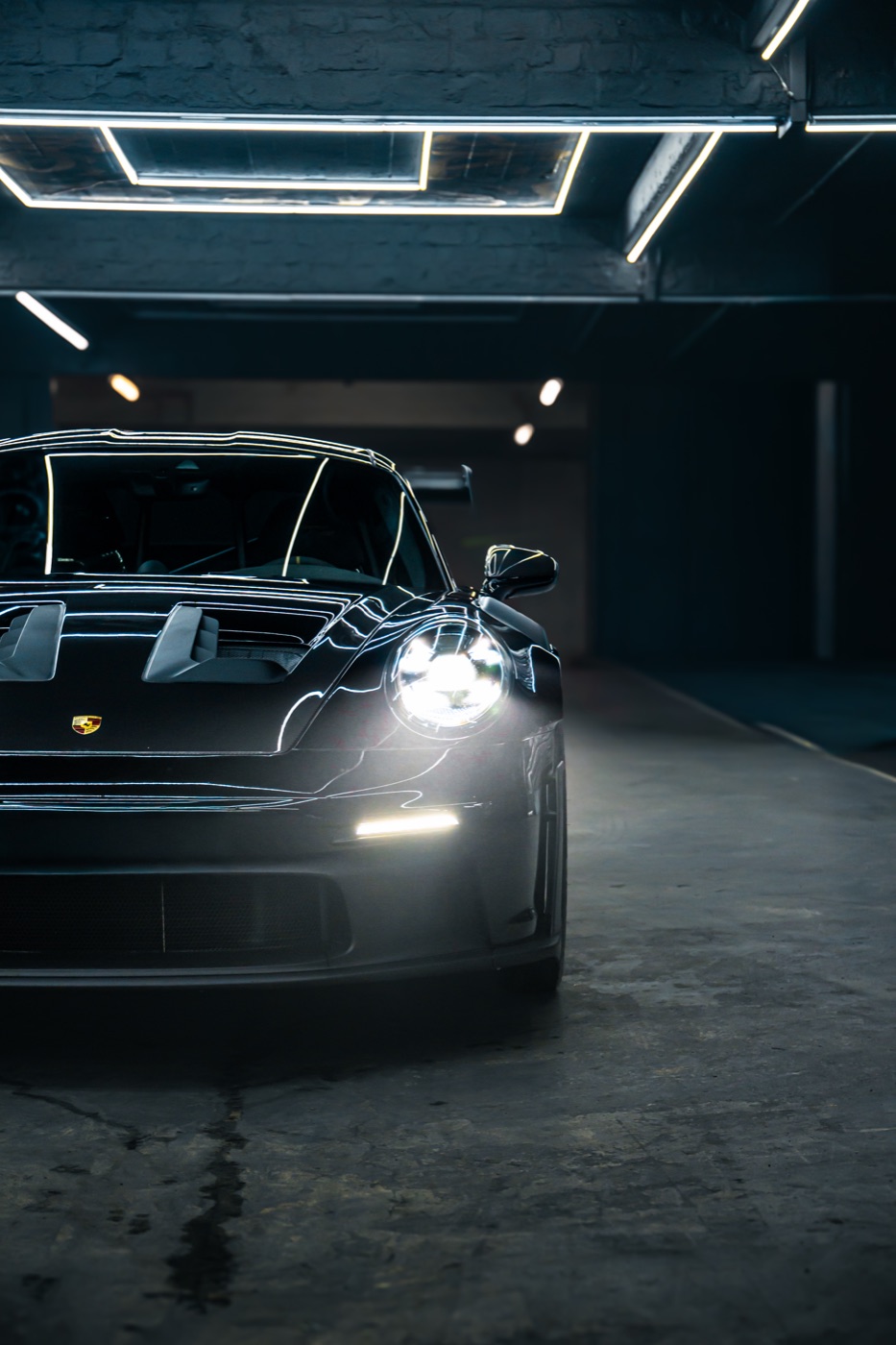 Porsche 911 GT3 RS schräg von vorn mit eingeschaltetem Scheinwerfer