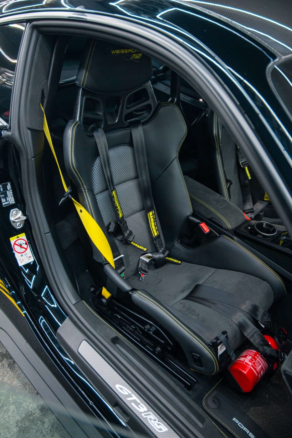 Fahrersitz des GT3 RS mit Renngurt und Käfig